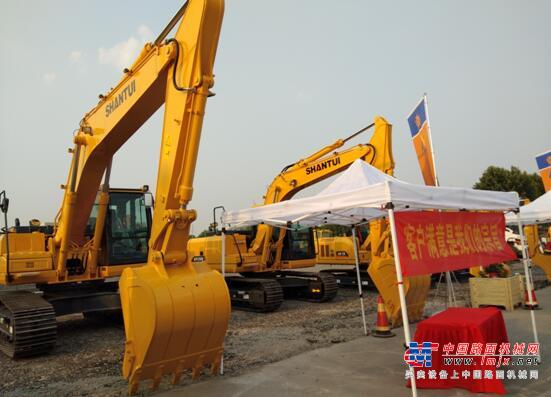 大衣哥助阵 第三届八达国际工程机械博览会在山东齐河隆重开幕
