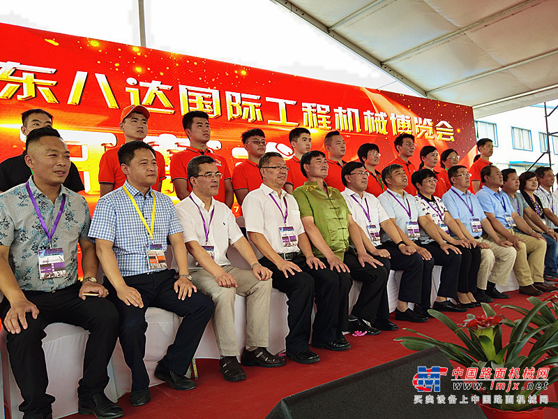大衣哥助阵 第三届八达国际工程机械博览会在山东齐河隆重开幕