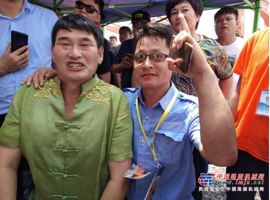 大衣哥助阵 第三届八达国际工程机械博览会在山东齐河隆重开幕