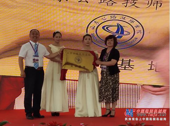 大衣哥助阵 第三届八达国际工程机械博览会在山东齐河隆重开幕