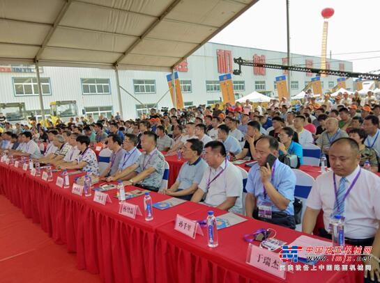 大衣哥助阵 第三届八达国际工程机械博览会在山东齐河隆重开幕